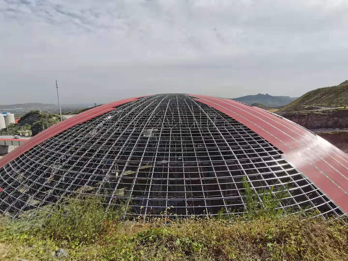鋼結(jié)構(gòu)加工源頭廠家、網(wǎng)架加工源頭廠家~山東華中重鋼工程案例——安陽(yáng)中聯(lián)水泥石子大棚——直徑170米球殼網(wǎng)架